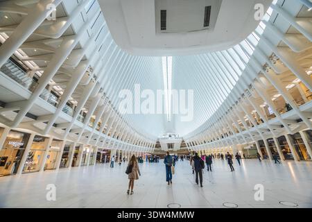 New-York, USA, 1. November 2025: Innenhalle des Oculus World Trade Centers mit Menschen, die in einem modernen Verkehrsknotenpunkt in New York City, USA, laufen Stockfoto