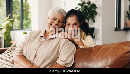 Porträt, ältere Mutter und Frau auf Sofa mit Lächeln, Liebe oder Lachen zusammen im Wohnzimmer. Haus, ältere Mutter und Erwachsene Tochter mit glücklicher Familie Stockfoto