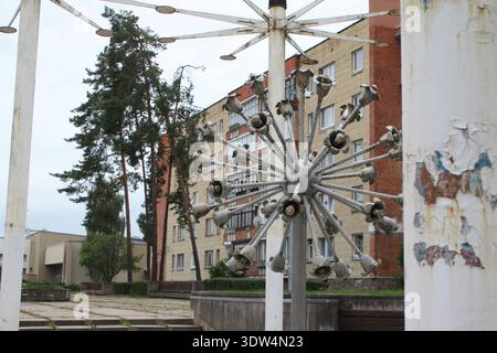 Modernistische Metallskulptur aus sowjetischer Zeit im Wohnhof Litauen Stockfoto