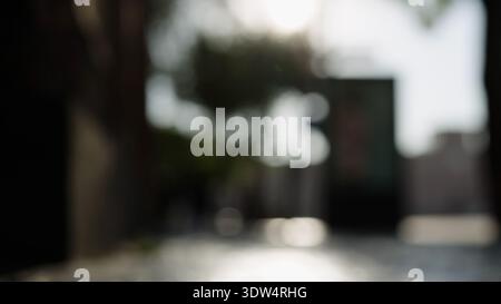 Verschwommenes Bokeh, Nahaufnahme von Stadtstraßen nach Regen Stockfoto