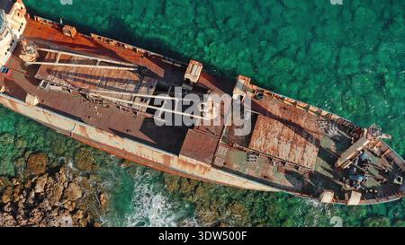 Touristenziel Edro III Schiffswrack auf felsigem Ufer, rostiger Rumpf im Kontrast zum klaren türkisfarbenen Wasser des Mittelmeers, aus der Luft zoomen Drohnenperspektive. Reisen Sie nach Paphos, Zypern Stockfoto