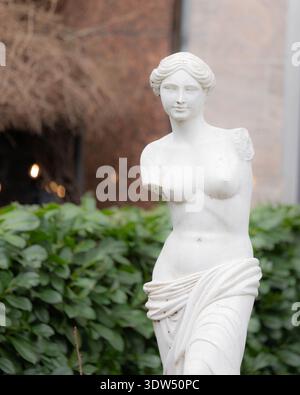 Griechisch aussehende Statue in der Stadt Düsseldorf Stockfoto