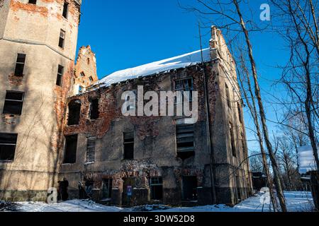Winterlandschaft mit alten Burgruinen, kalter Wintertag, Schloss Veckarki, Karki, Lettland Stockfoto