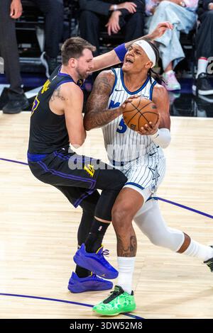 Los Angeles, USA. Februar 2026. Paolo Banchero (R) von Orlando Magic fährt 2025-2026 gegen Luka Doncic der Los Angeles Lakers während des NBA Regular Season Basketballspiels zwischen Los Angeles Lakers und Orlando Magic in Los Angeles, USA, am 24. Februar 2026. Quelle: Ringo Chiu/Xinhua/Alamy Live News Stockfoto