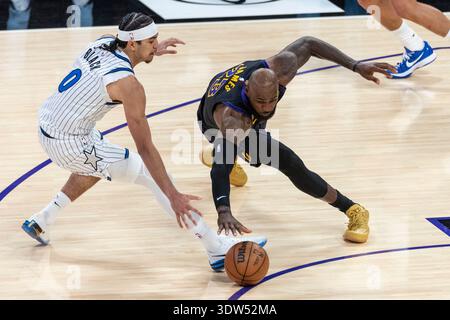 Los Angeles, USA. Februar 2026. LeBron James (R) der Los Angeles Lakers und Anthony Black von Orlando Magic wetteifern um den Ball während des Basketballspiels 2025-2026 zwischen Los Angeles Lakers und Orlando Magic in Los Angeles, USA, am 24. Februar 2026. Quelle: Ringo Chiu/Xinhua/Alamy Live News Stockfoto