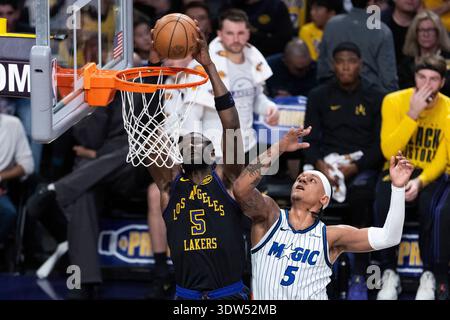 Los Angeles, USA. Februar 2026. DeAndre Ayton (L) der Los Angeles Lakers (L) taucht beim NBA-Basketballspiel 2025-2026 zwischen Los Angeles Lakers und Orlando Magic in Los Angeles, USA, am 24. Februar 2026 gegen Paolo Banchero aus Orlando Magic ab. Quelle: Ringo Chiu/Xinhua/Alamy Live News Stockfoto