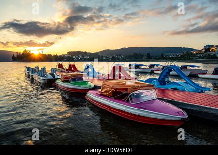 Paddelboote auf dem Schluchsee im Schwarzwald in Süddeutschland bei schönem Sonnenuntergang Stockfoto