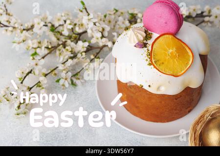 Dekorativer Kuchen mit Blumen und Macarons für die Osterfeier im Frühling Stockfoto