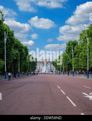 London - 07 08 2022: Blick auf die Mall mit dem Queen Victoria Memorial und dem Buckingham Palace im Hintergrund. Stockfoto