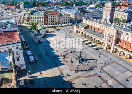 Blick aus der Vogelperspektive auf den Hauptmarkt mit Tuchhalle und Rathausturm, Krakau, Polen Stockfoto