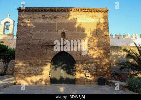 Almería, Andalusien, Spanien, Europa. Die arabische Festung der Alcazaba, erbaut von Abd AR-Rahman III. Im 10. Jahrhundert. Eremitage im Mudéjar-Stil Stockfoto