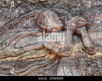 Apsara, eine himmlische weibliche Figur in der buddhistischen und hinduistischen Mythologie, Reliefs am Ausgang eines Tunnels, Oriental Buddha Park, Leshan City, Sichuan, China, Asien Stockfoto