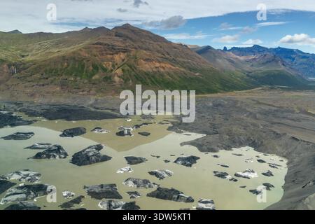 Eine Luftaufnahme der Eisberge in der Lagune am Ende der Skeidararjokull Gletscherzunge westlich von Skaftafell Stockfoto
