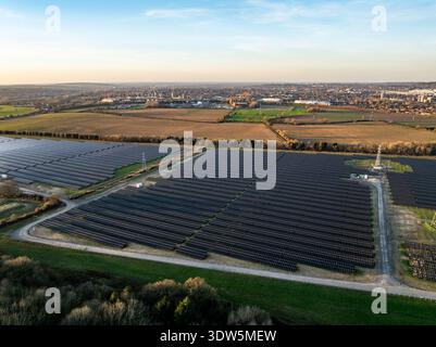 Luftaufnahme von Solarpaneelen, die unter dem weichen, diffusen Sonnenlicht leuchten, gegenüber den grünen Feldern, Cowley, Oxfordshire, Großbritannien. Stockfoto