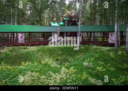 JEKATERINBURG, RUSSLAND – 21. AUGUST 2025: Galerie um eine verlassene alte Mine (Ort, wo die Leichen von Nikolaus II. Und seiner Familie abgeladen wurden). Mona Stockfoto