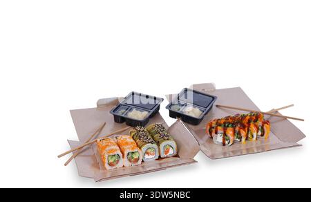 Sushi-Set mit Rolls Sojasauce und Stäbchen isoliert auf weißem Hintergrund Stockfoto