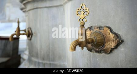 Antiker Messinghahn auf Waschbrunnen in der osmanischen Moschee, Istanbul, Türkei Stockfoto