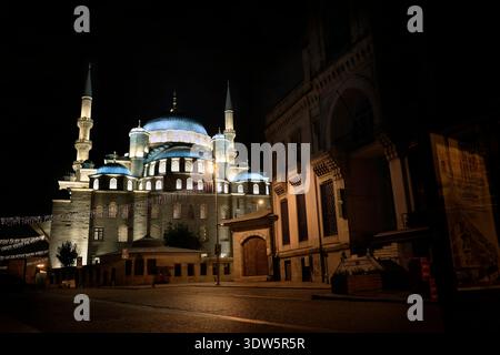 Bild der „neuen Moschee“ - yeni Cami - bei Nacht in der Stadt Istanbul Stockfoto