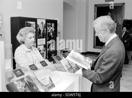 Jimmy Carter am Besucherschalter des Weißen Hauses, um sich die Reiseführer anzusehen Stockfoto