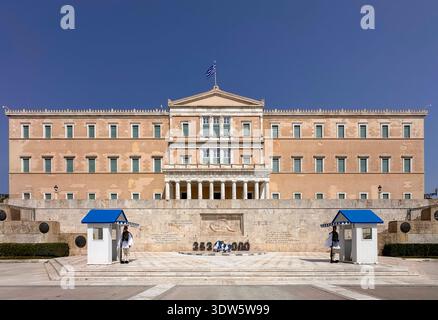 Eine Wache in traditioneller Kleidung vor dem griechischen Parlamentsgebäude am Syntagma-Platz. Athen, Griechenland. Stockfoto
