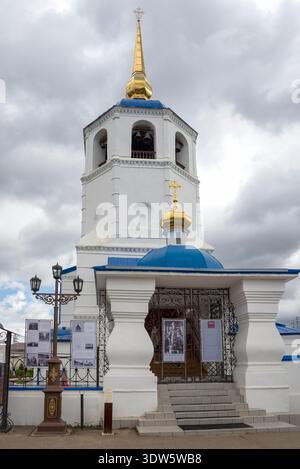 ULAN-UDE, RUSSLAND - 5. SEPTEMBER 2025: Eintritt in die alte St. Odigitrievski Kathedrale. Ulan-Ude, Burjatien Stockfoto