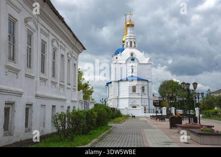 ULAN-UDE, RUSSLAND - 5. SEPTEMBER 2025: Blick auf die alte St. Odigitrievski Kathedrale von der Sobornaya Straße. Ulan-Ude, Burjatien Stockfoto