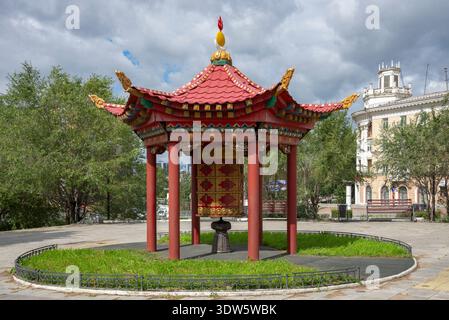 ULAN-UDE, RUSSLAND - 5. SEPTEMBER 2025: Pavillon mit buddhistischer Gebetstrommel (khurde). Ulan-Ude, Burjatien Stockfoto
