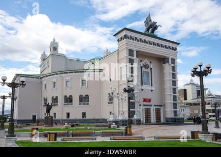 ULAN-UDE, RUSSLAND - 5. SEPTEMBER 2025: Das Gebäude des Staatlichen Akademischen Opern- und Balletttheaters. Ulan-Ude, Burjatien Stockfoto