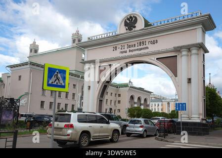 ULAN-UDE, RUSSLAND - 5. SEPTEMBER 2025: Der Triumphbogen „Königliches Tor“. Ulan-Ude. Republik Burjatien Stockfoto