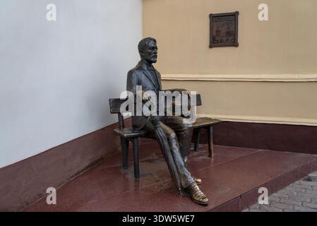 ULAN-UDE, RUSSLAND - 5. SEPTEMBER 2025: Denkmal für den russischen Schriftsteller Anton Pawlowitsch Tschechow. Ulan-Ude. Republik Burjatien Stockfoto