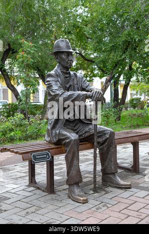 ULAN-UDE, RUSSLAND - 05. SEPTEMBER 2025: Skulpturenkomposition "Rentner" Nahaufnahme. Ulan-Ude, Burjatien Stockfoto