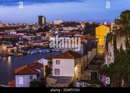 Porto, Portugal - 10. Dezember 2016: Blick aus der Vogelperspektive auf die Altstadt von Porto, Blick auf Vila Nova de Gaia Stockfoto