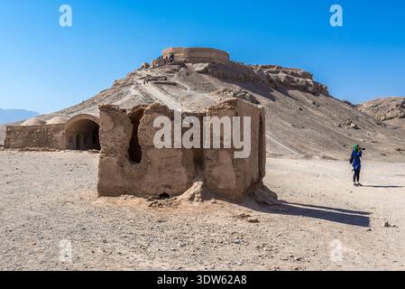 Ruinen im Bereich der alten zoroastrischen Turm des Schweigens, wo die Leichen einmal ausgesetzt war die Elemente und lokale Geflügel in Yazd, Iran Stockfoto