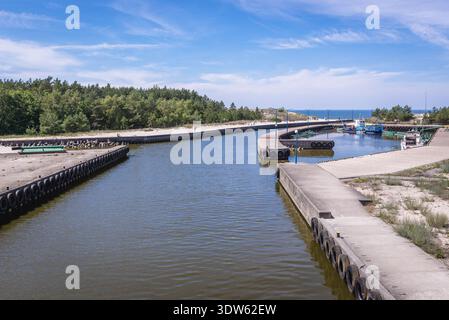 Blick von der Brücke über Resko See Kanal in Kolberg Dzwirzyno Dorf in der Grafschaft in der Woiwodschaft Westpommern in Polen Stockfoto
