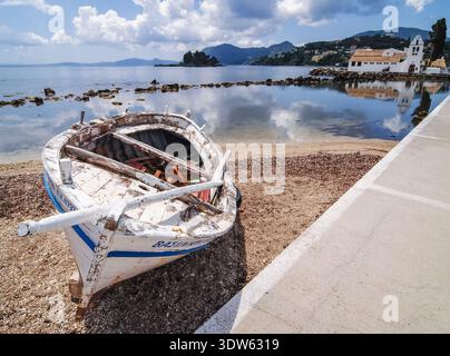Korfu Island, Griechenland - 6. Juni 2008: Fischerboot und Kloster Vlacherna in Korfu Stadt, Korfu Insel Stockfoto