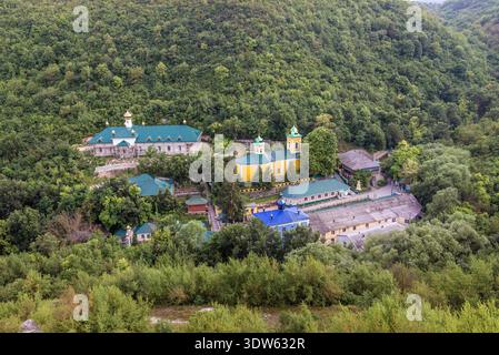 Luftbild mit dem Kloster der Heiligen Dreifaltigkeit Saharna im Dorf Saharna im Bezirk Rezina in Moldawien Stockfoto