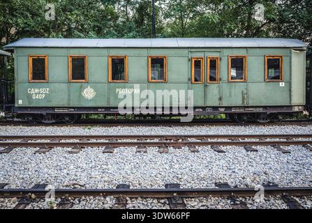 Mokra Gora, Serbien - 28. August 2015: Historischer Restaurantwagen auf einem Bahnhof der historischen Schmalspurbahn Sargan 8 im Dorf Mokra Gora Stockfoto