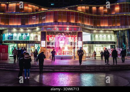 Peking, China - 11. Februar 2019: Vorderansicht des New World Shoppingzentrums im Dongcheng-Viertel der Stadt Peking Stockfoto