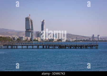 Molos Ufer in Limassol Stadt im Inselland Zypern, Blick auf die Oval und Trilogy Limassol Ufergebäude Stockfoto