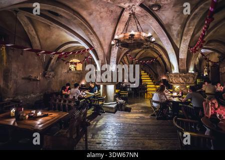 Riga, Lettland - 25. Juni 2016: Touristen im Restaurant Rozengrals in der Altstadt von Riga Stockfoto