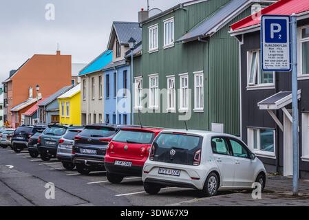 Reykjavik, Island - 24. Juni 2018: Traditionelle Holzhäuser in der Vitastigur-Straße in der Altstadt von Reykjavik Stockfoto