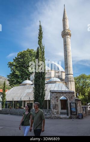 Mostar, Bosnien und Herzegowina - 25. August 2015. Die Karagoz Bey Moschee in Mostar wurde nach Schäden während des Bosnienkrieges renoviert Stockfoto