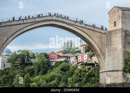 Mostar, Bosnien und Herzegowina - 25. August 2015: Alte Brücke über den Fluss Neretva, das wichtigste Wahrzeichen der Altstadt von Mostar Stockfoto