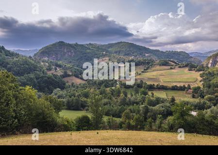 Luftbild in den Bergen in der Nähe von Radosevo Dorf, arilje Gemeinde in Zlatibor Bezirk im westlichen Teil von Serbien Stockfoto
