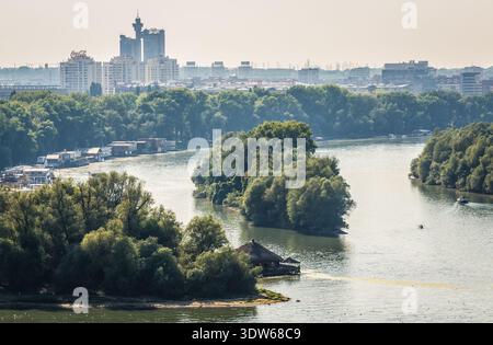 Belgrad, Serbien - 29. August 2015: Blick von der Belgrader Festung im Kalemegdan Park mit dem westlichen Stadttor, auch Genex Tower genannt Stockfoto