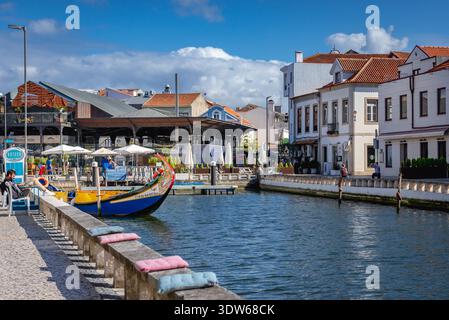 Restaurant und Wasserkanal am Praca do Peixe - Fischplatz in der Altstadt von Aveiro in Portugal Stockfoto