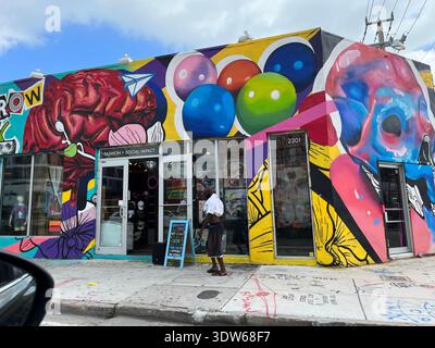 Farbenfrohe Wandgemälde und Street Art im Viertel Little Havana in Miami, Florida, USA, spiegeln das kubanische Erbe, die lateinische Kultur und die lebendige künstlerische Identität der Gegend wider. März 2022 Stockfoto