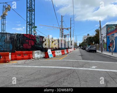 Farbenfrohe Wandgemälde und Street Art im Viertel Little Havana in Miami, Florida, USA, spiegeln das kubanische Erbe, die lateinische Kultur und die lebendige künstlerische Identität der Gegend wider. März 2022 Stockfoto