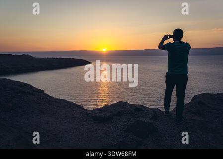 Sonnenuntergang über dem Toten Meer aus Jordanischen Ufer gesehen Stockfoto