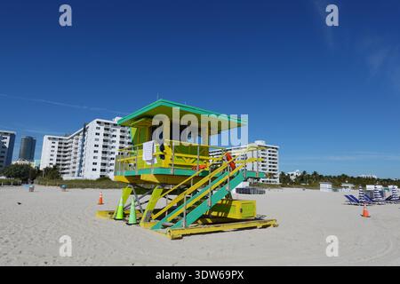Life Guard Station in pastellgrünen Farben am Sandstrand South Beach in Miami, Florida, mit weißen Sandstränden, türkisfarbenem Atlantikwasser, Palmen und der legendären Art déco-Skyline des Ocean Drive im pulsierenden Herzen von Miami Beach. USA Vereinigte Staaten von Amerika Stockfoto